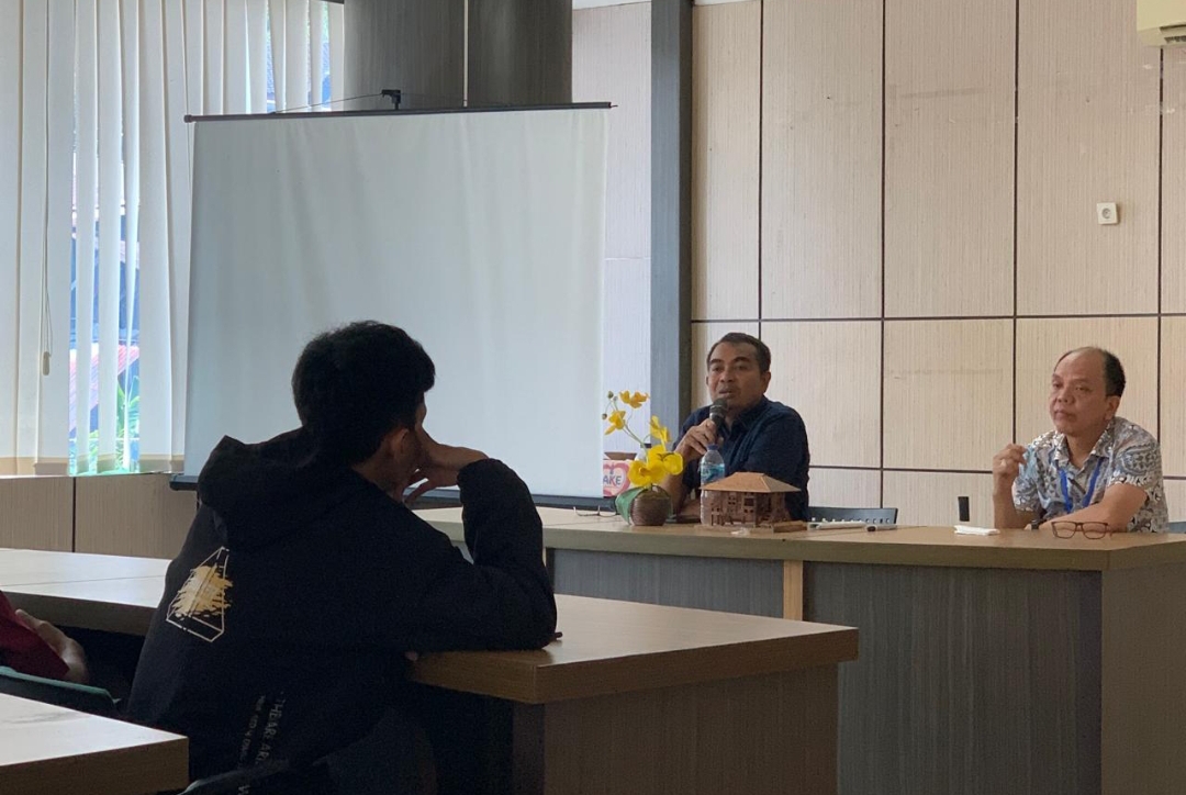 LPK Gambatte Febry Paendong (kanan) dan Ketua Tim Penempatan BP3MI Khairul Umam, S.ST.Pi  bergantian menjelaskan