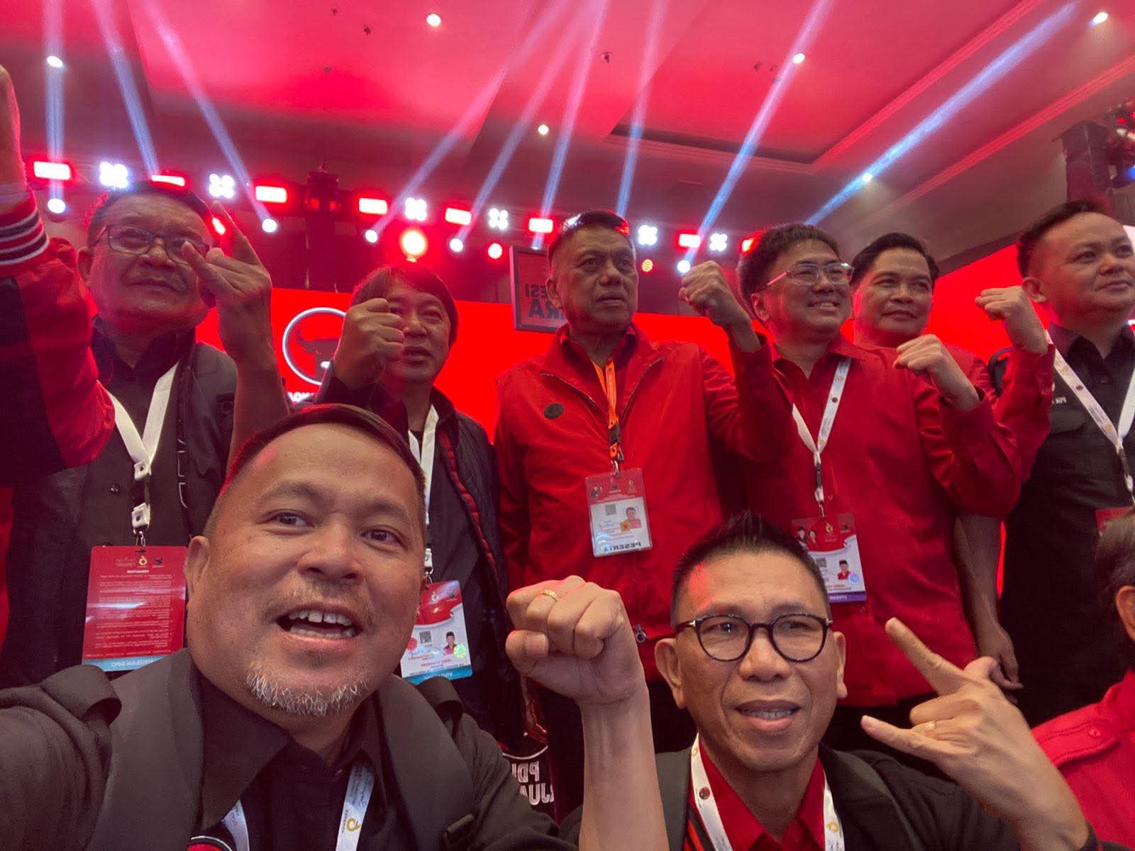 Ketua dan Sekretaris DPC PDI Perjuangan Manado bersama Bendahara Umum DPP serta beberapa pengurus DPC dan DPD Sulut dalam Kongres di Bali.