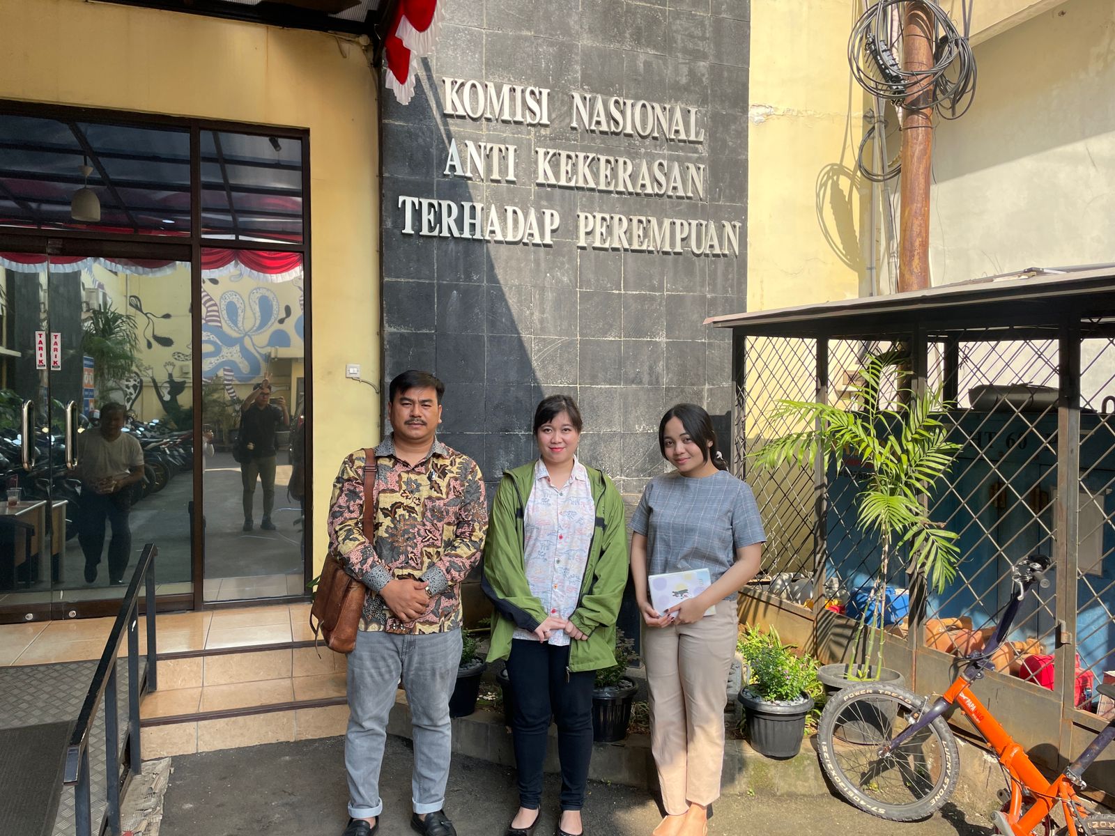 Korban CE bersama kuasa hukum usai melakukan pelaporan di Komnas Perempuan, Jakarta, (1/8).