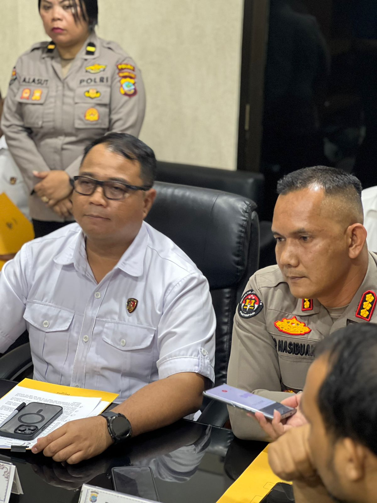 Dirreskrimsus Polda Sulut Kombes Pol FX Winardi Prabowo (kiri) bersama Kabid Humas Polda Sulut Kombes Pol Alamsyah Hasibuan, beri keterangan perkembangan kasus dana Hibah GMIM, Senin (4/08/2025).
