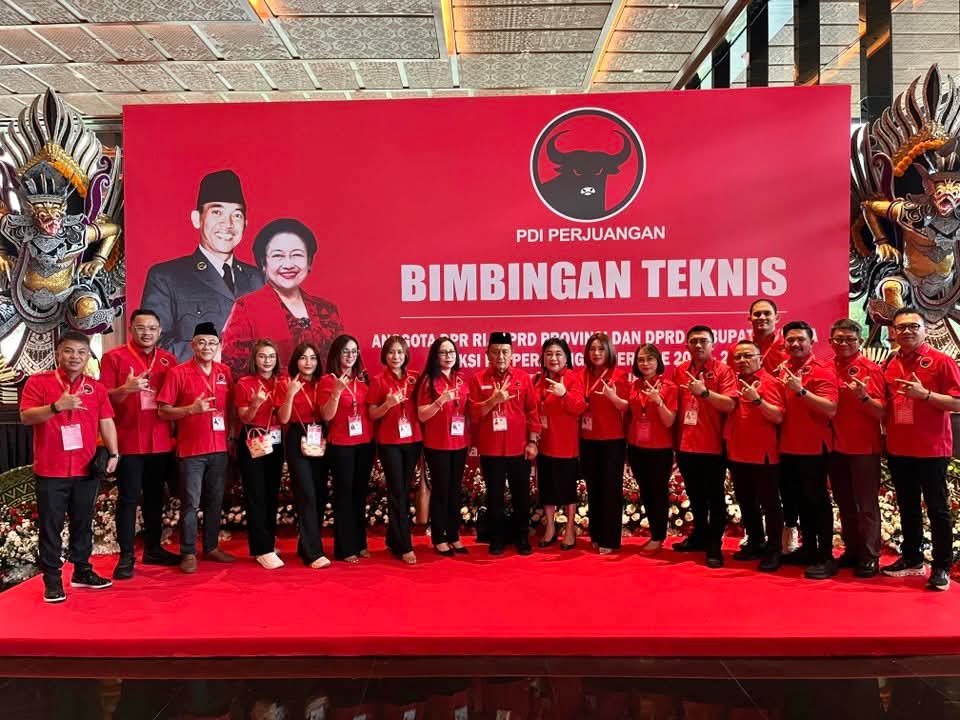 IKUTI: Ketua DPRD Minahasa Robby Longkutoy bersama Fraksi PDI Perjuangan saat mengikuti Bimtek di Bali.