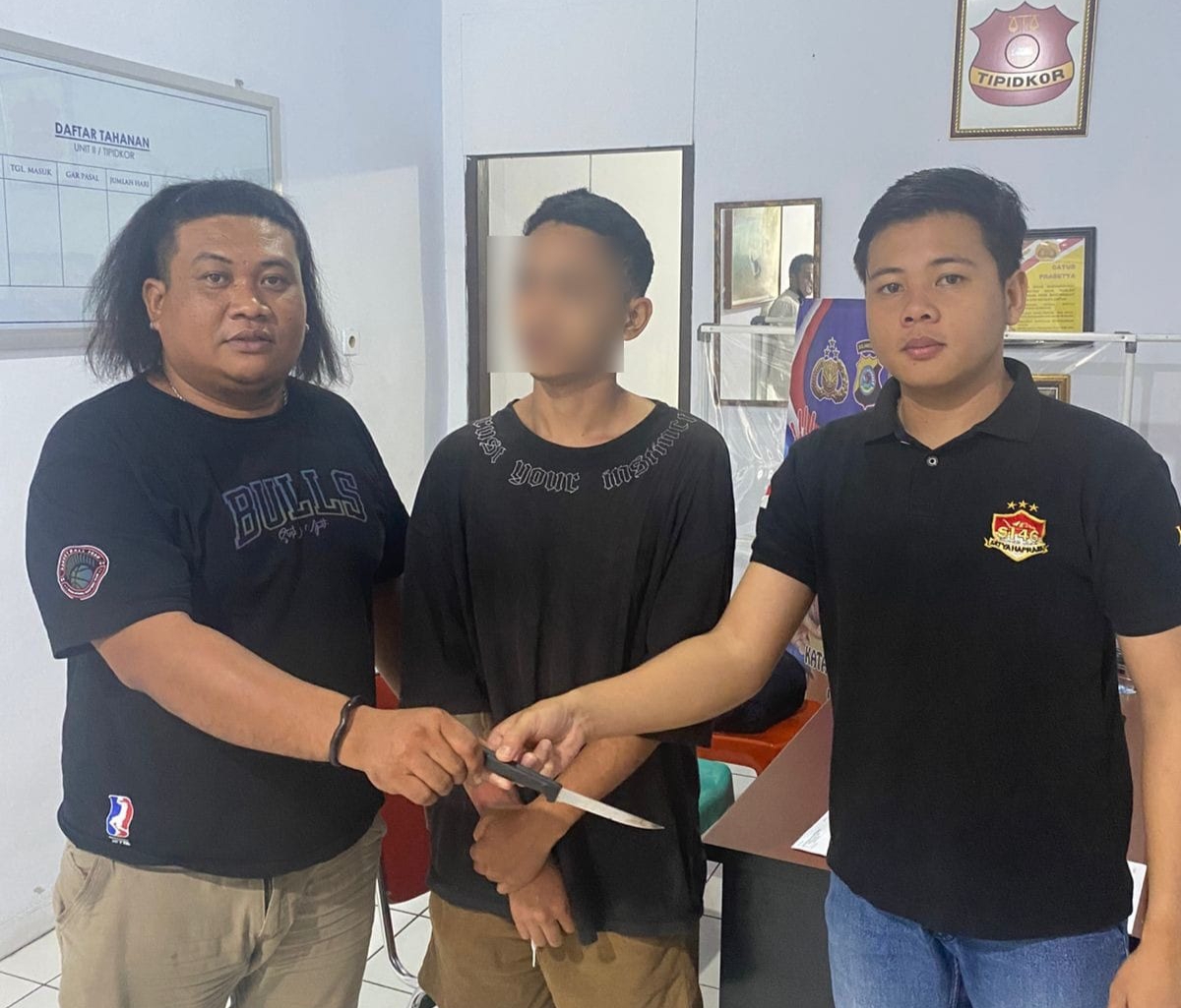 Pelaku (tengah) saat diamankan bersama barang bukti senjata tajam yang digunakannya menikam mantan pacar.(Dok Istimewa)