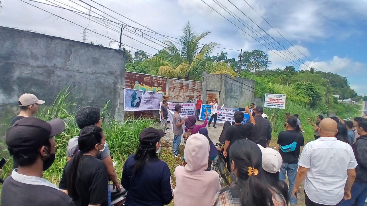 Rencana eksekusi lahan di salah satu titik kawasan Ringroad, menuai protes keras dari warga Kelurahan Taas dan Kelurahan Paal 4, Kecamatan Tikala.