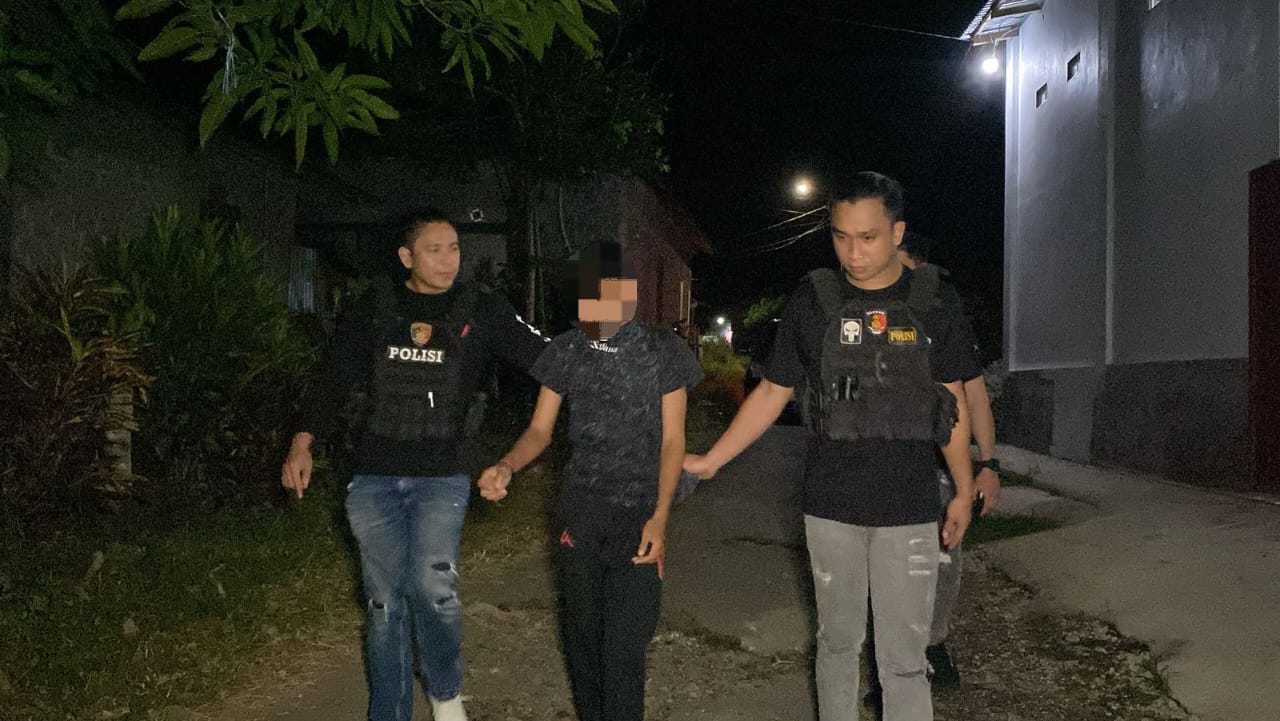 Terduga pelaku tindak pidana persetubuhan anak ditangkap Tim Patroli Tarsius Presisi Polres Bitung.(Dok Istimewa)