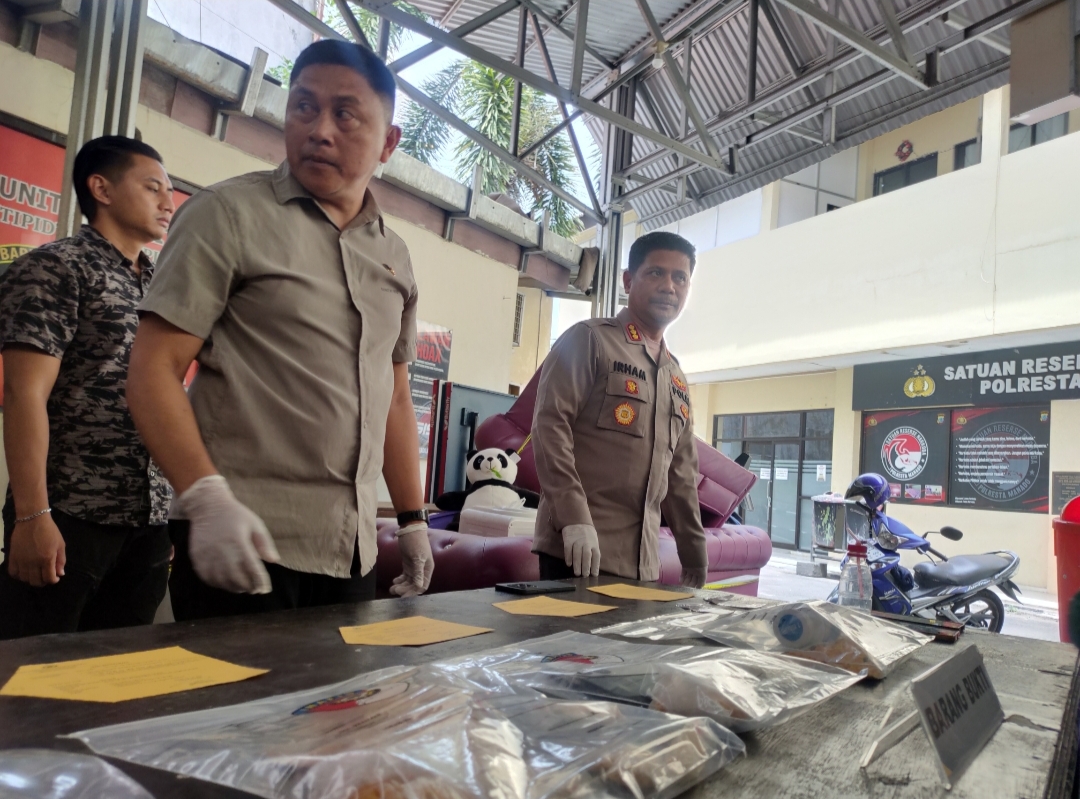 PERINGATAN KERAS: Kapolresta Kota Manado Kombes Pol Irham Halid saat memimpin dan menunjukkan barang bukti narkoba yang berhasil di bongkar.