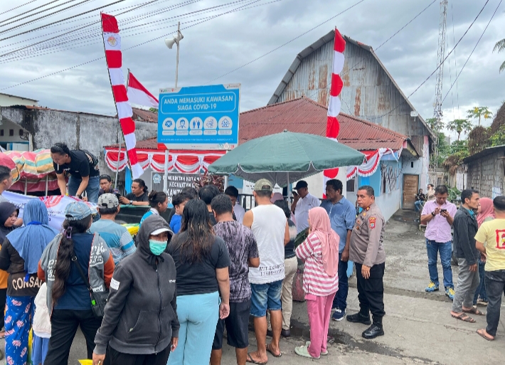 Warga antusias membeli beras di kegiatan pasar murah Polres Bitung yang dilaksanakan di Kelurahan Girian Weru Satu.(Dok Istimewa)