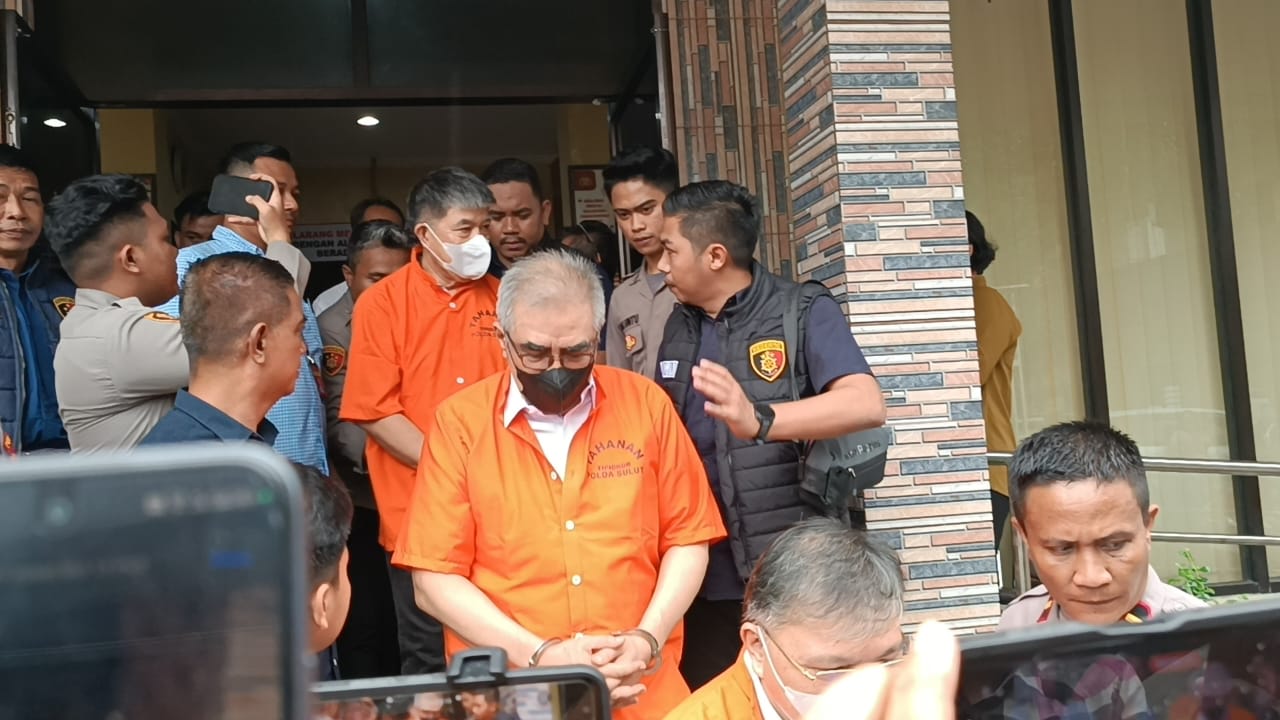 Para tersangka kasus dana hibah GMIM berjalan keluar Direktorat Tahanan dan Barang Bukti Polda Sulut untuk dilimpahkan ke Kejati Sulut, Kamis (7/08/2025).