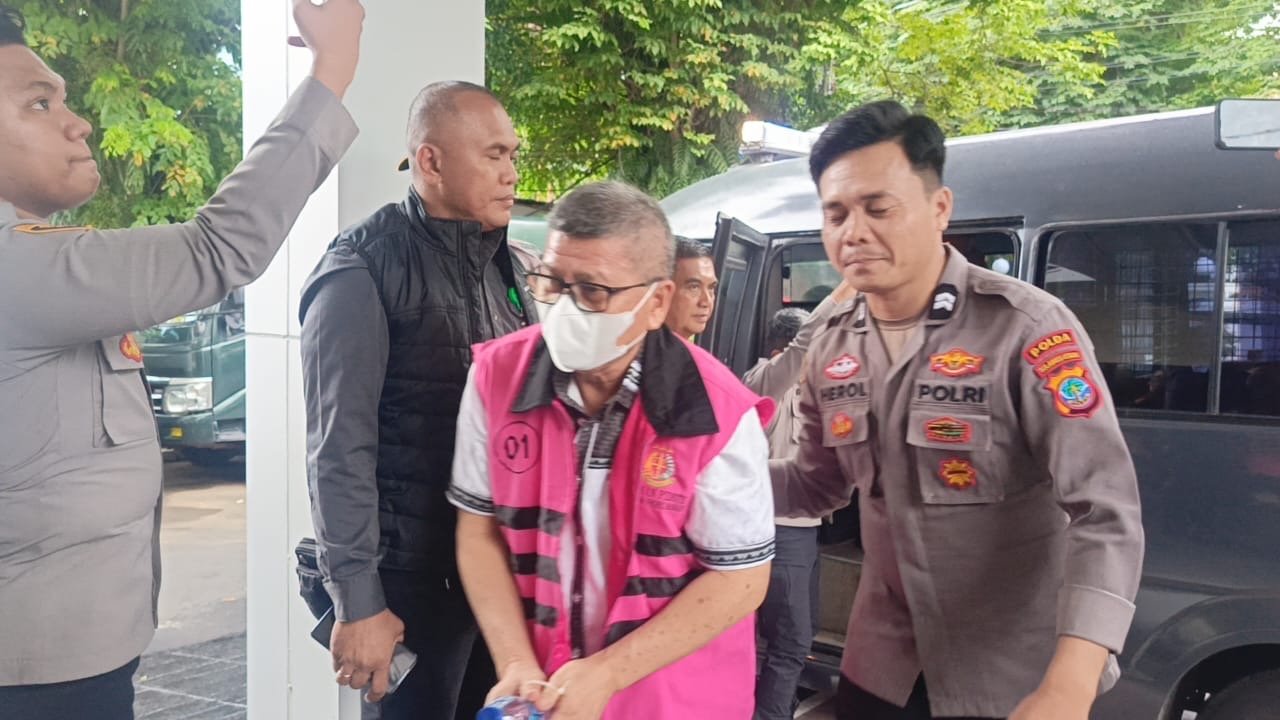 TERUS BERGULIR: Para tersangka kasus dana hibah GMIM sudah memakai rompi kejaksaan