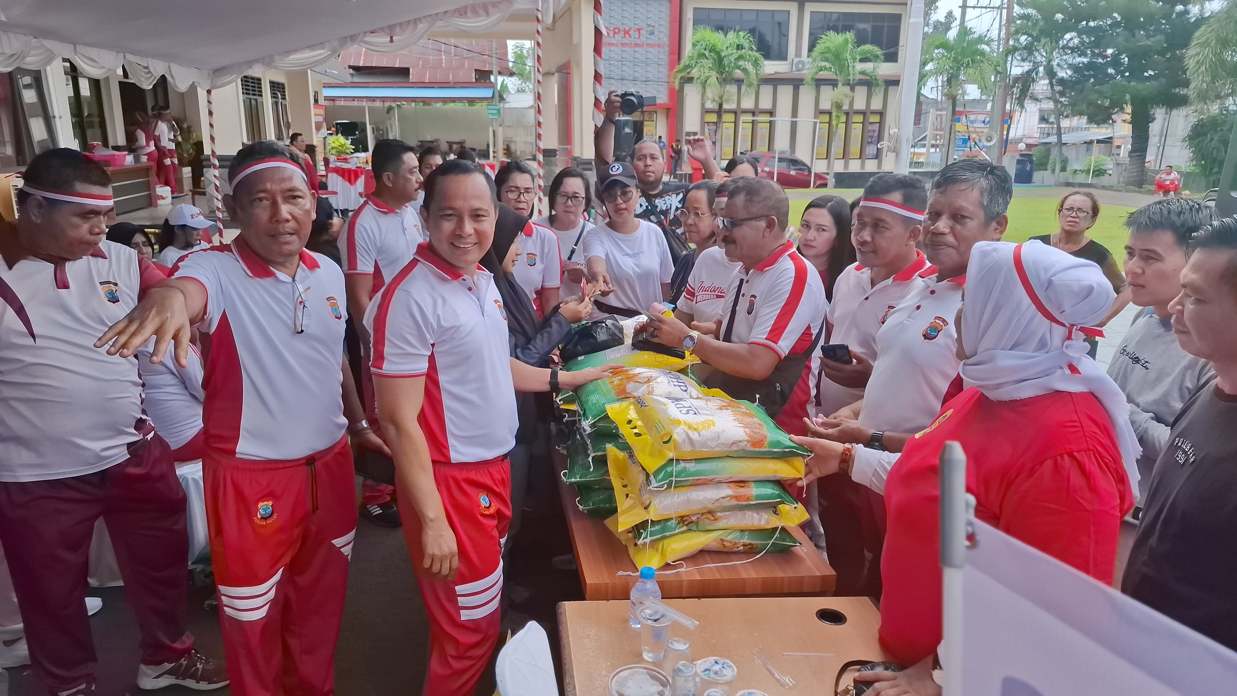 Warga antusias membeli beras di kegiatan pasar murah Polres Bitung.(Dok Istimewa)