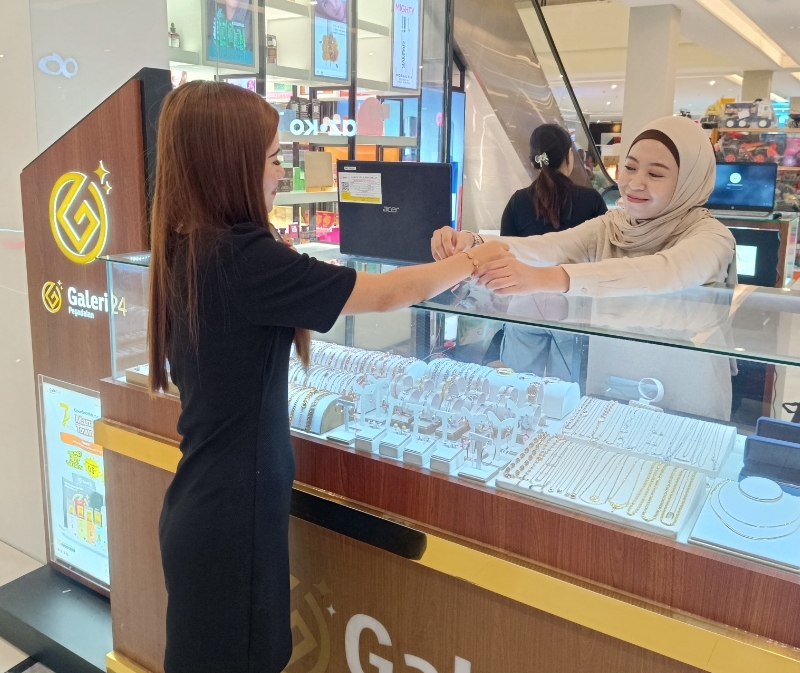 Sales Marketing Galeri 24 Regional Manado Anisa Mulyana saat melayani customer