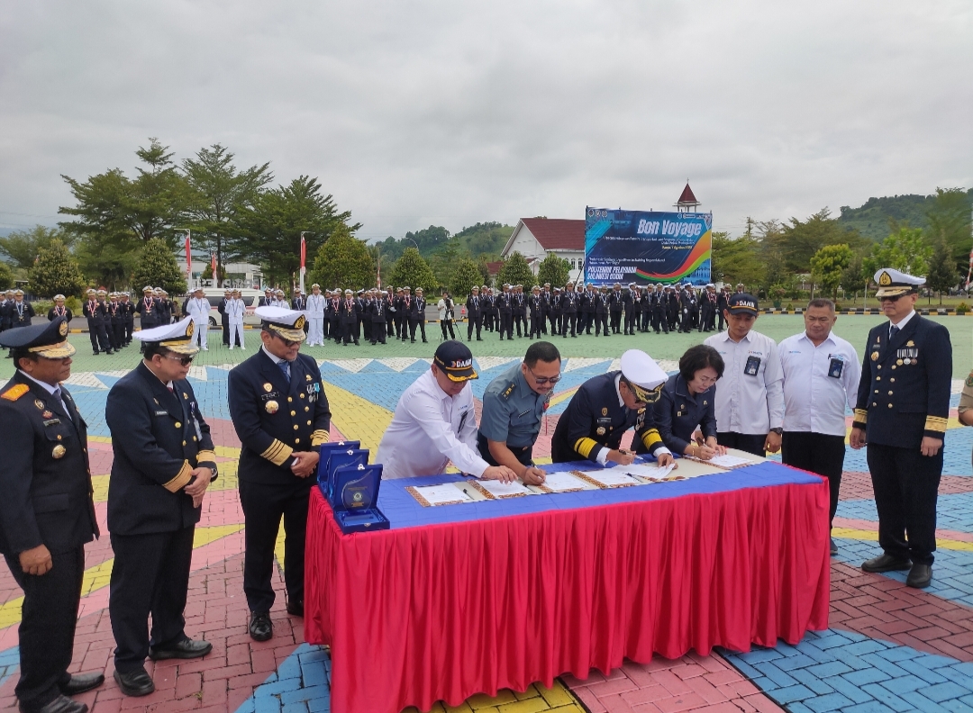 SINERGITAS: Direktur Poltekpel Sulut, Capt. Semuel Palembangan, M.T., M.Mar saat melakukan penandatanganan kerjasama dengan Pemprov Sulut yang dihadiri Kepala Dinas Pendidikan Daerah Sulut Femmy Suluh