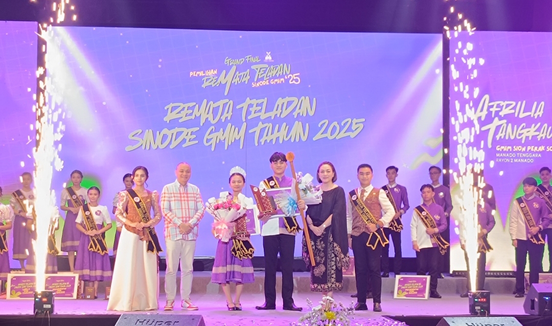 Ketua KPRS Pnt Michael Paruntu bersama Ketua Panitia Reza Rumambi kala menyematkan selempang ke Remaja Teladan Putra dan Putri tahun 2025.