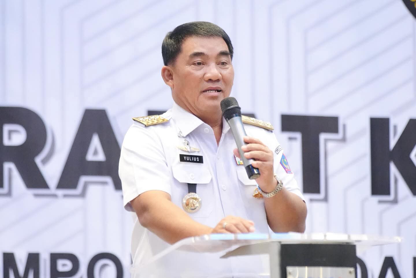 Gubernur Sulut Mayjen TNI (Purn) Yulius Selvanus