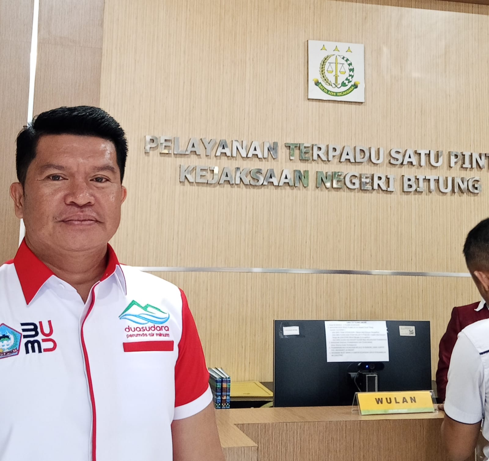 Direktur Perumda Air Minum Duasudara Bitung Alfred Salindedo mendatangi Kantor Kejari Bitung.(Franky Sumaraw/MP)