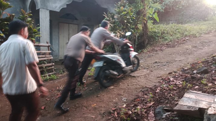 Kapolsek Mapanget Ipda Simson Songgigilan bersama personelnya bertindak gesit menindaklanjuti laporan Ketua Lingkungan VIII, Kelurahan Buha, Kecamatan Mapanget.