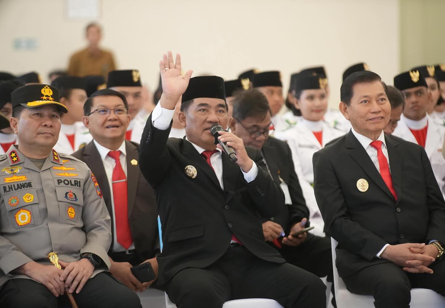 Gubernur Yulius Selvanus didampingi Wagub Victor Mailangkay kala menyapa langsung masyarakat pulau Gangga dan Talise lewat video conference