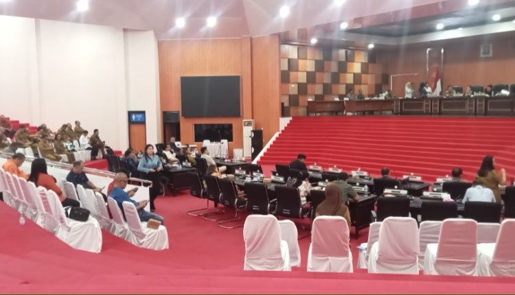 Nampak sejumlah kursi yang disiapkan untuk pejabat Pemkot Bitung saat rapat paripurna.(Dok Istimewa)