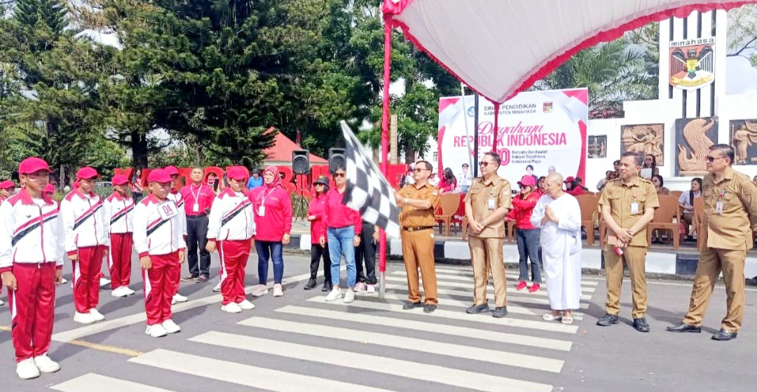 SEMARAK: Gerak jalan pelajar se-Tondano Raya sambut HUT RI ke-80 Tahun, Selasa (12/8/2025).