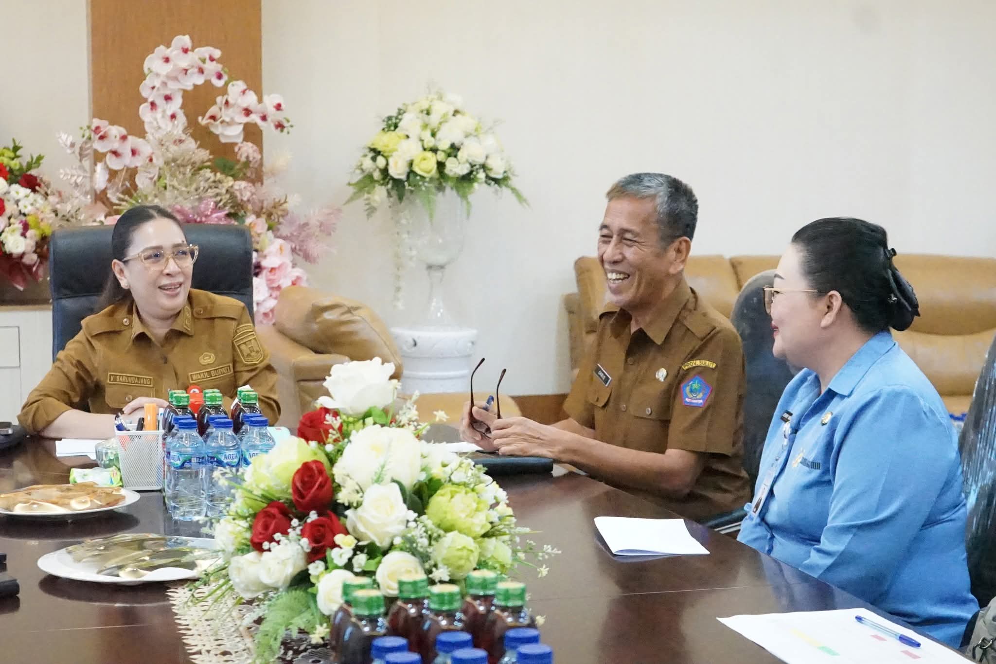 TERIMA: Wabup Vanda Sarundajang saat menerima Kepala Kanwil Kemendukbangga/BKKBN Sulut, Jeanny Yola Winokan dan Kepala Disdukcapil-KB Sulut Christodharma Sondakh, Selasa (12/8/2025).