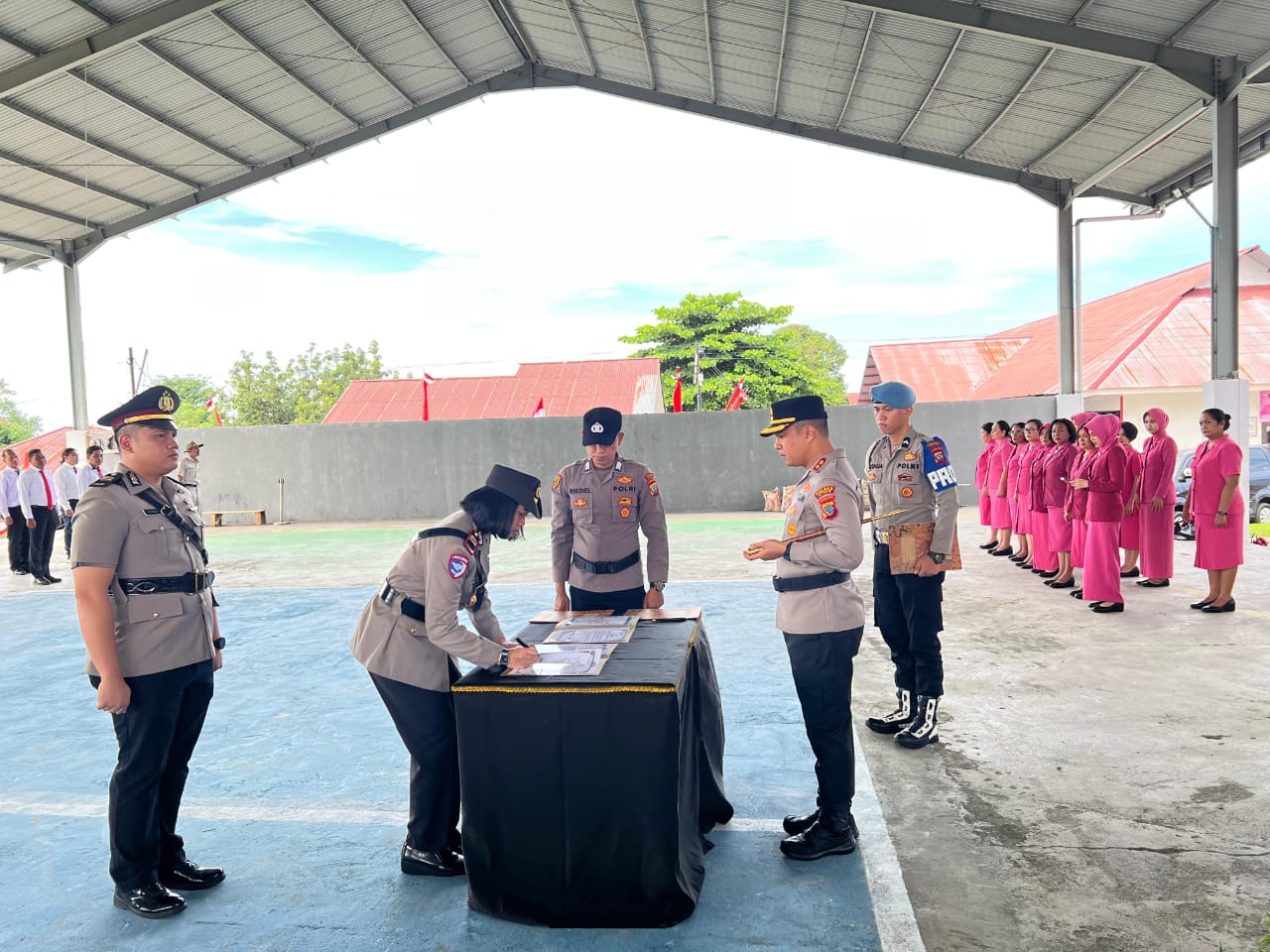Kapolres Bitung AKBP Albert Zai memimpin upacara pelantikan dan sertijab di Aspol Pinokalan.(Dok Istimewa)