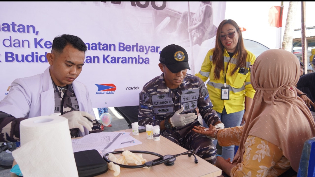 Pemeriksaan kesehatan masyarakat oleh tim medis TNI AL