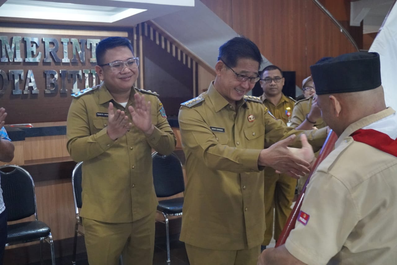 Wali Kota Bitung Hengky Honandar didampingi Wakil Wali Kota Bitung Randito Maringka, melepas kontingen PPBK tingkat nasional.(Dok Istimewa)