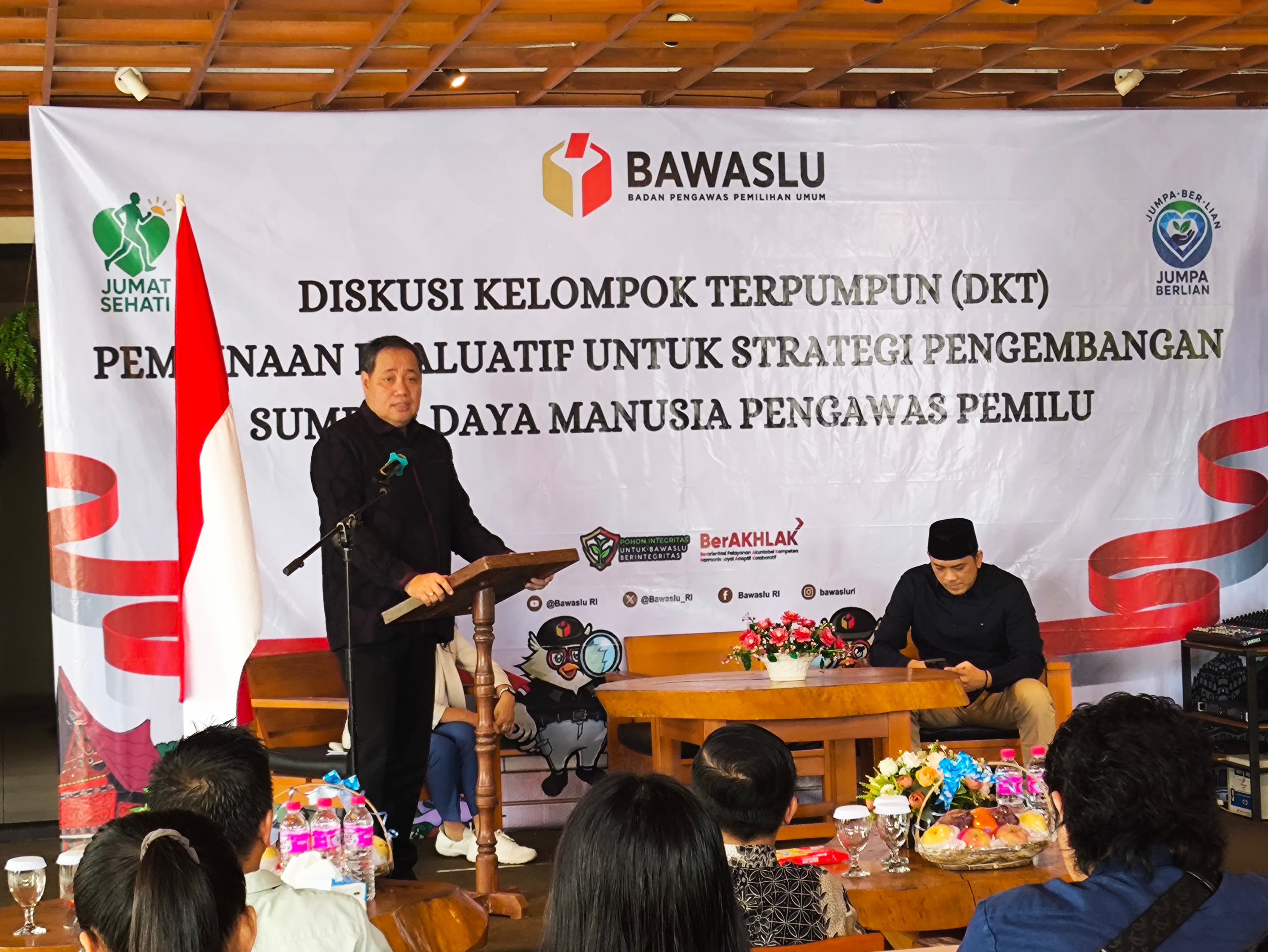 BERI ARHAAN: Anggota Bawaslu RI Herwyn Malonda saat membawakan sambutan sekaligus membuka DKT Pembinaan Evaluatif Untuk Strategi Pengembangan SDM Pengawas Pemilu. Dok istimewa
