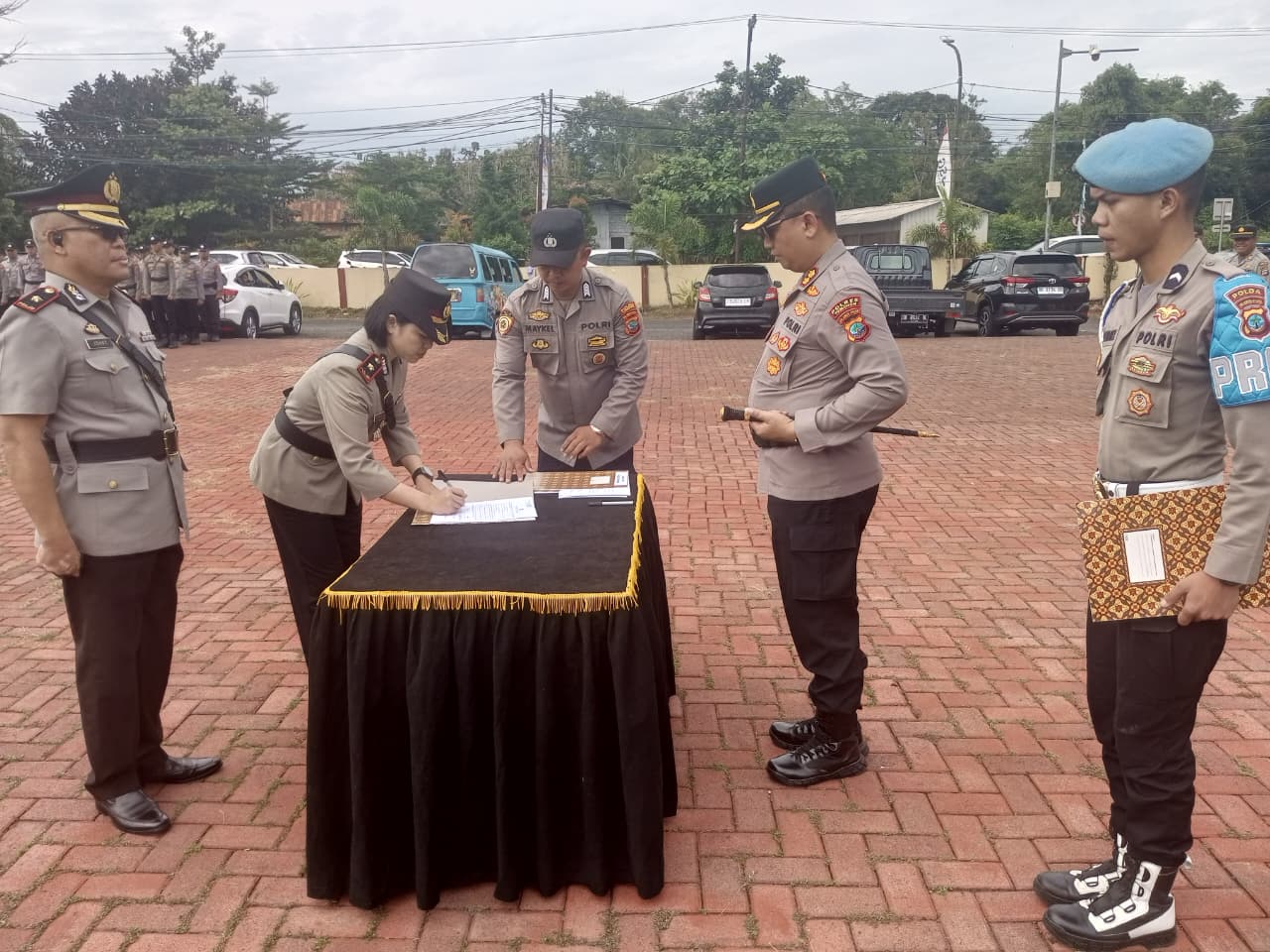 BERI AMANAH: Kapolres AKBP Nur Kholis SIK saat memimpin pelaksanaan Upacara Sertijab, Kamis (14/8). Dok istimewa.