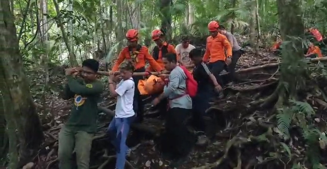 Proses evakuasi korban. Foto: Basarnas Manado