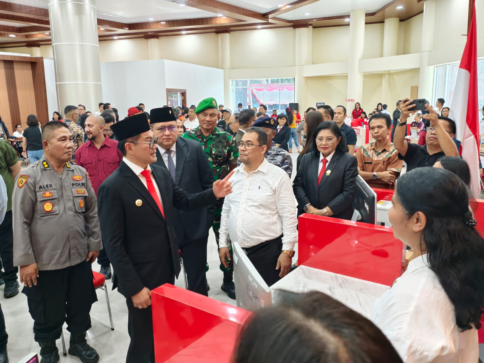 Bupati Minahasa Utara Joune Ganda didampingi Wakil Bupati Kevin Lotulong bersama Forkopimda saat memantau layanan loket mall pelayanan publik.