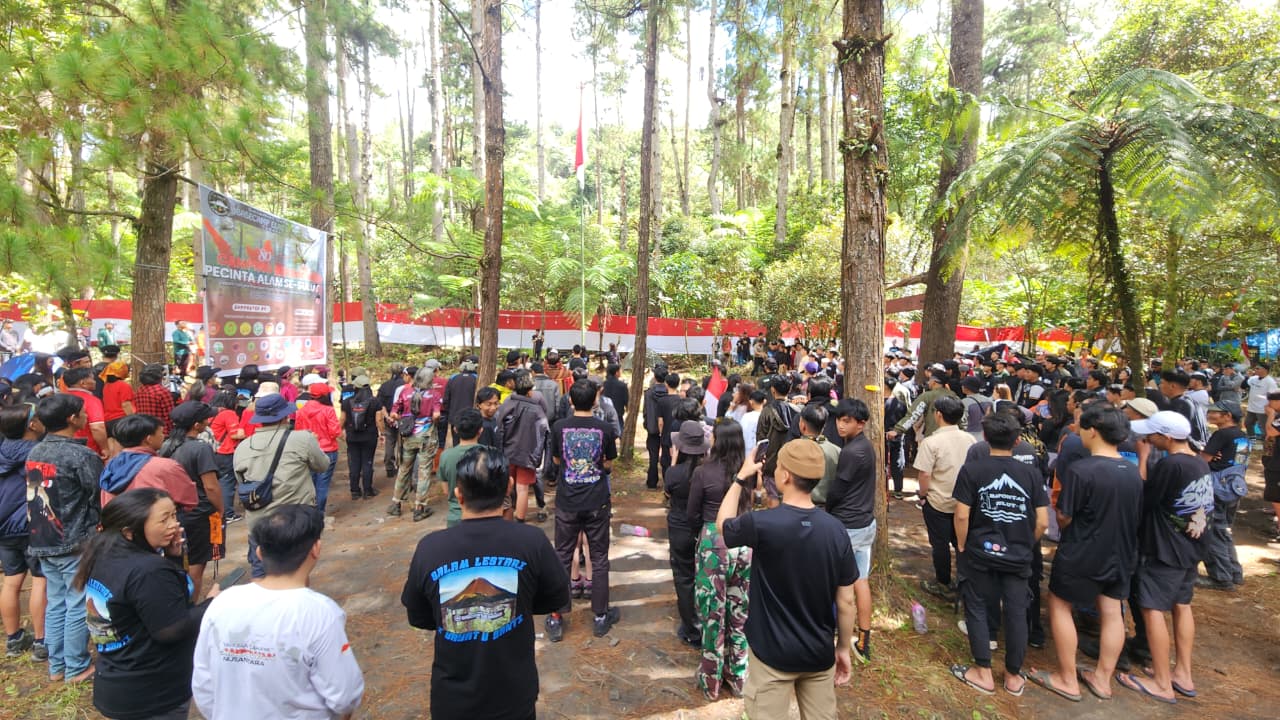 BERKIBAR: Ratusan pecinta alam mengikuti upacara HUT RI ke-80 di Gunung Soputan, Minggu (17/8).