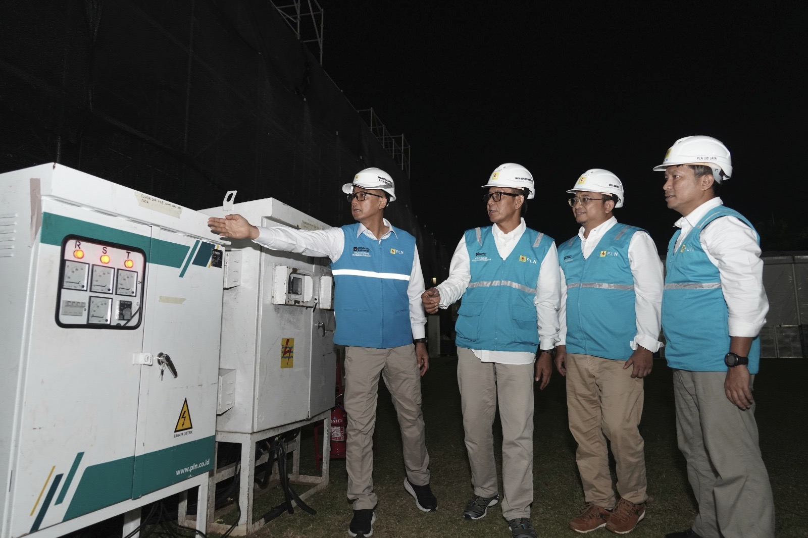 Direktur Utama PLN, Darmawan Prasodjo (kiri), General Manager PLN UID Jakarta Raya, Moch. Andy Adchaminoerdin (kedua dari kiri) dan jajaran ketika meninjau langsung kesiapan peralatan kelistrikan.