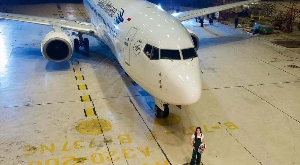 Erica Richardo bersama Pesawat Garuda Indonesia
