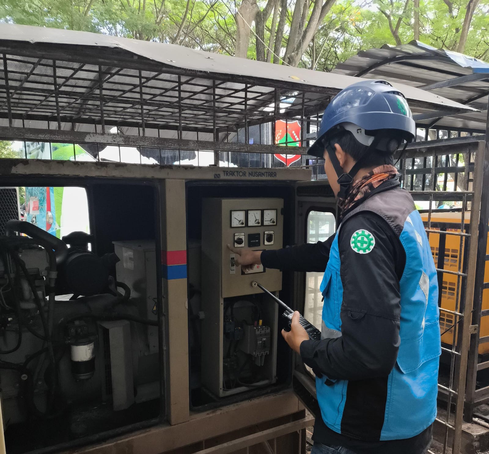 Pegawai PLN melakukan pengecekan genset untuk memastikan suplai listrik pada rangkaian peringatan HUT RI ke 80.