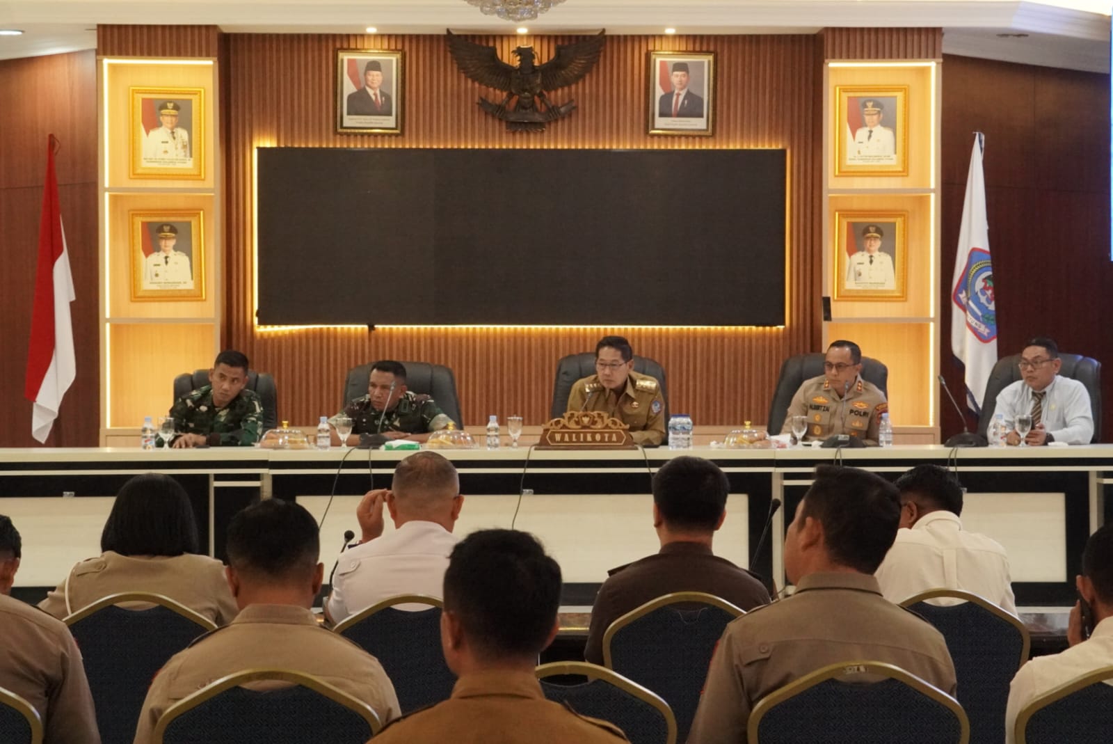 Wali Kota Bitung Hengky Honandar bersama lintas sektor dalam rakor penanggulangan bencana alam.(Dok Istimewa)