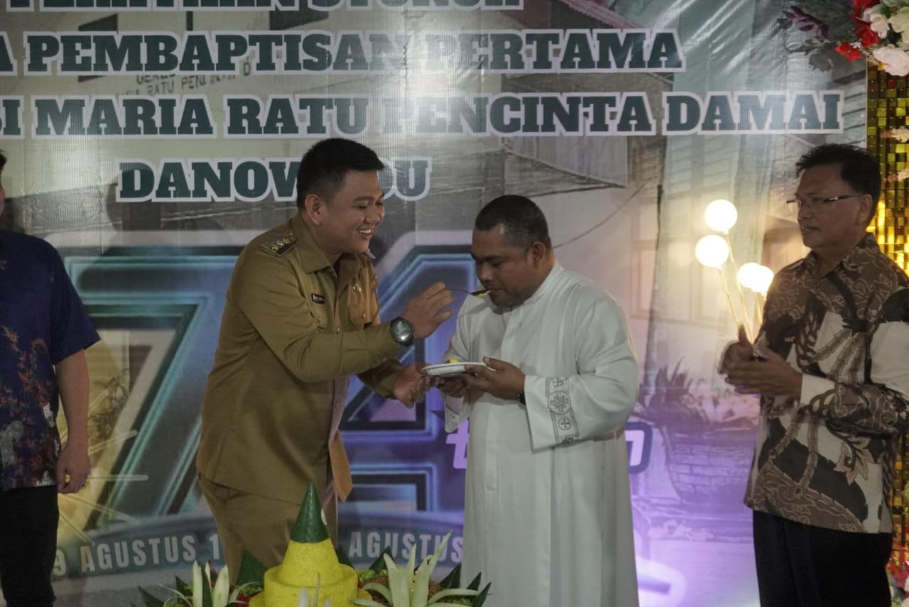 Wakil Wali Kota Bitung Randito Maringka saat menghadiri Perayaan Misa Syukur Pesta Pembaptisan Pertama yang ke-74,  Umat Katolik Stasi Maria Ratu Pecinta Damai Danowudu.(Dok Istimewa)