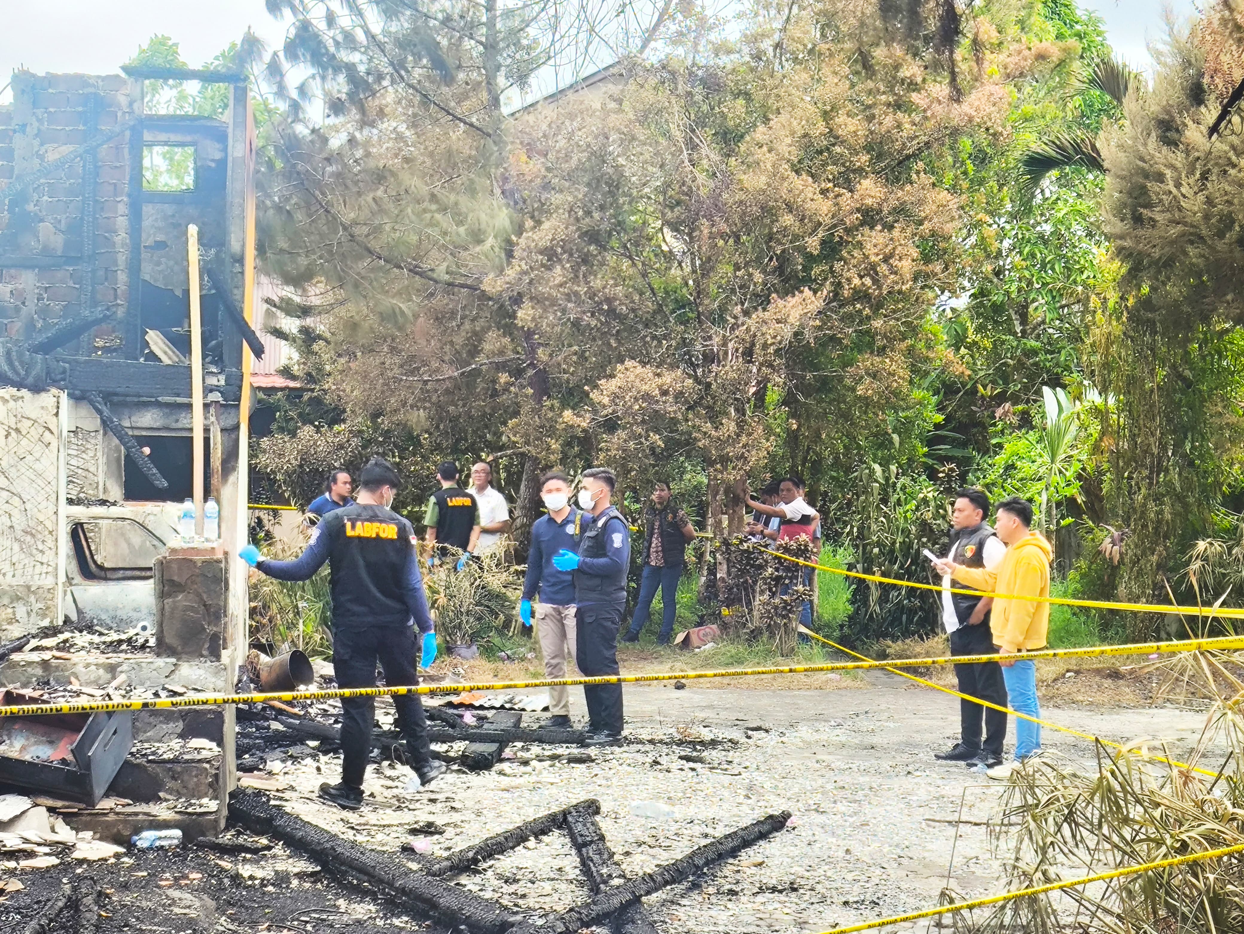 Tampak suasana olah TKP Homestay Walian yang terbakar Minggu (17/8), oleh Tim Labfor Polda Sulut, bersama perwakilan Polda Sulut dan Satreskrim Polres Tomohon. Dok Jul/MP