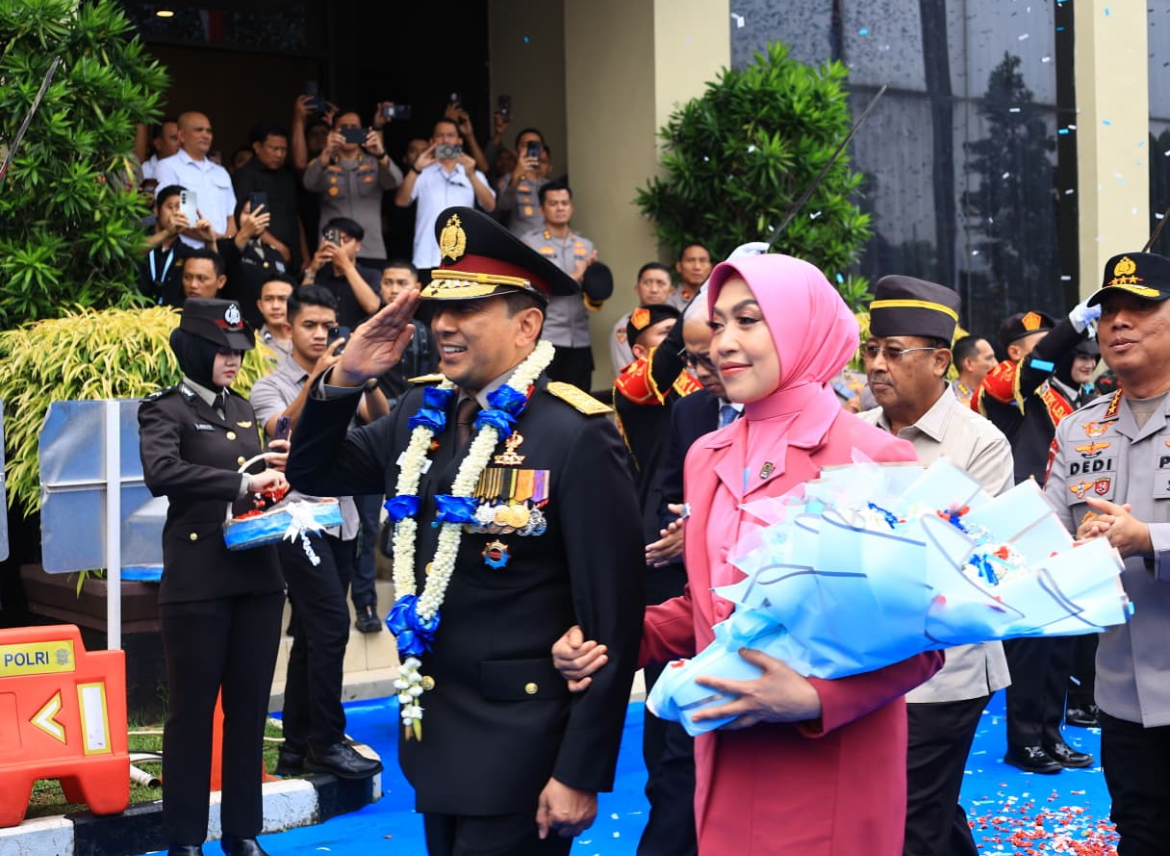 Polri menggelar pelepasan purna tugas Komjen Pol. (Purn) Ahmad Dofiri di Sekolah Tinggi Ilmu Kepolisian (STIK), Jakarta. Kegiatan ini dipimpin Kapolri Jenderal Polisi Drs. Listyo Sigit Prabowo