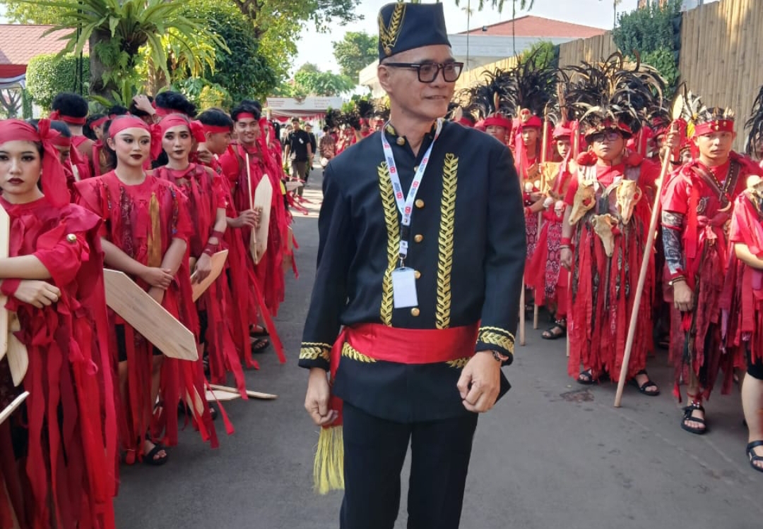 Andre Opa Sumual dengan para penari Kabasaran