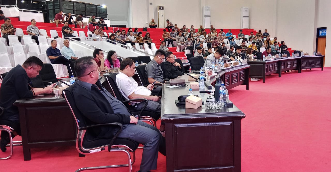 Rapat paripurna DPRD Kota Bitung, berlangsung tanpa kehadiran 10 legislator.(Franky Sumaraw/MP)
