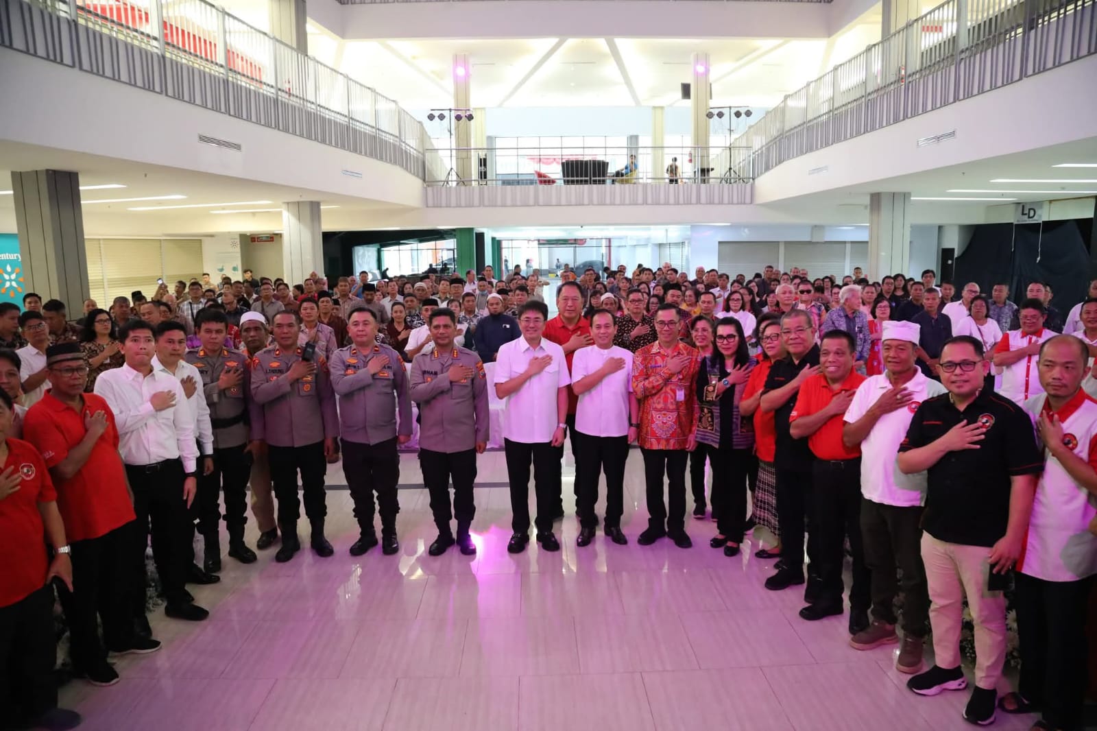 Foto bersama usai kegiatan tatap muka Wali Kota Manado bersama Kapolresta dan para tokoh agama, tokoh masyarakat di Kecamatan Mapanget, Kamis (20/8).