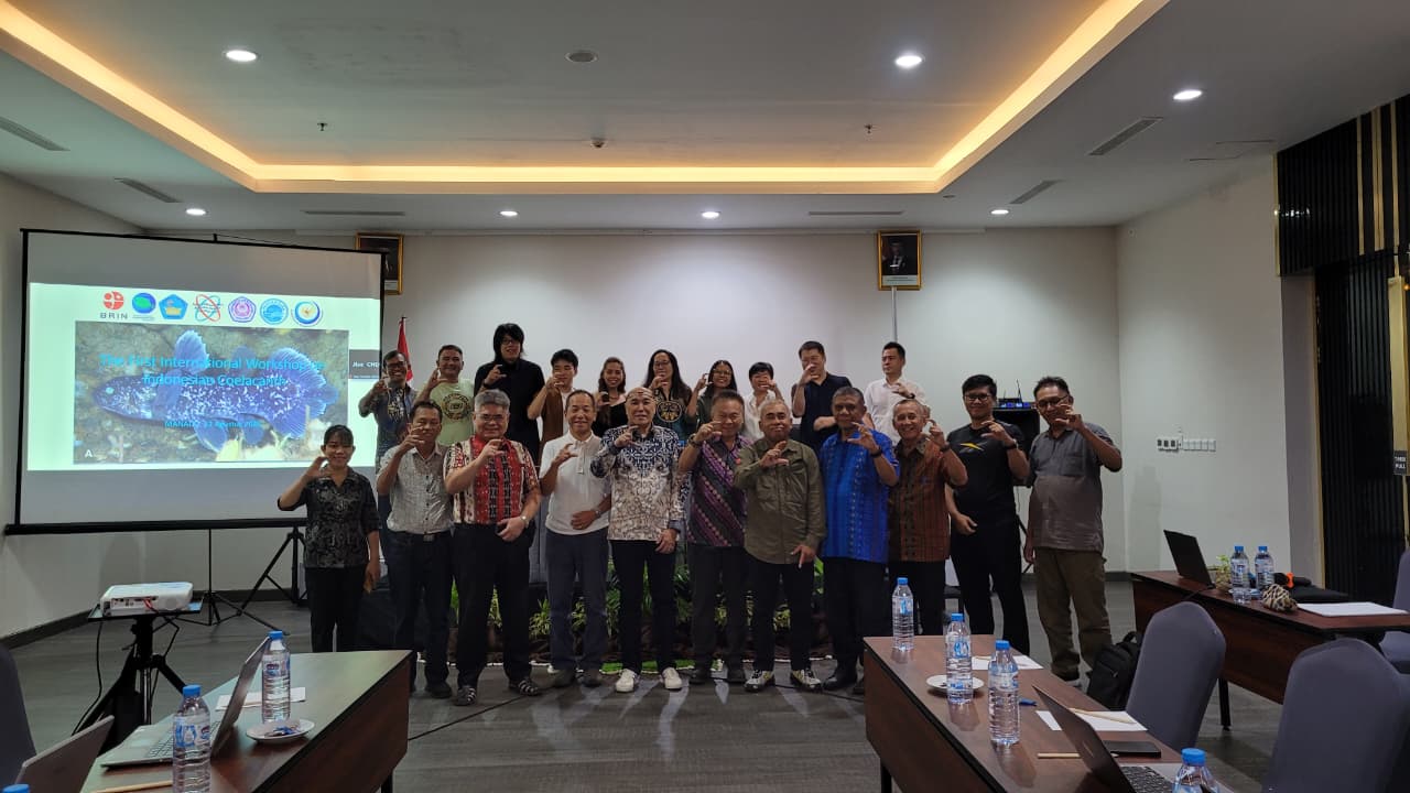 PERTAMA: The 1st International Workshop on Indonesian Coelacanth dibuka Staf Khusus Gubernur Sulawesi Utara Bidang Sumber Daya Alam, Prof Benny Pinontoan, PhD pada Kamis (21/08/25) di Grand Whiz Hotel