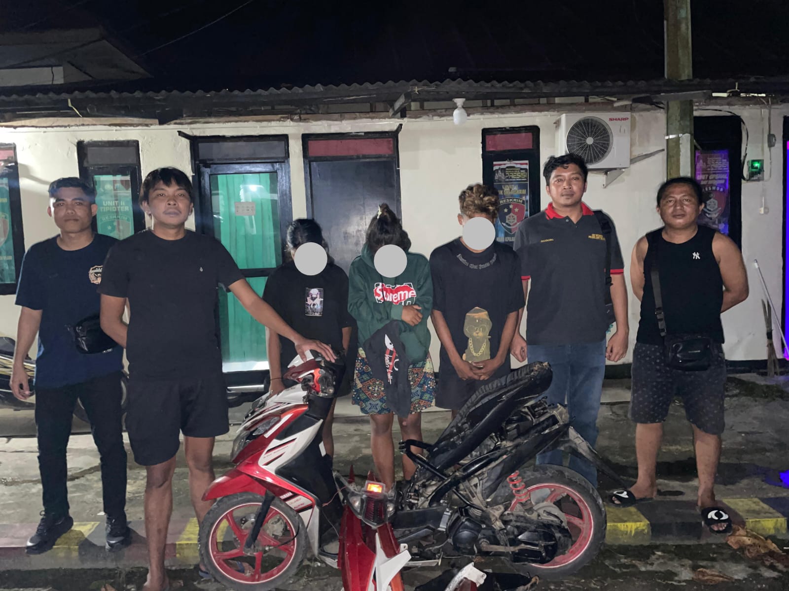 Tiga tersangka saat digelandang Resmob Mata Merah Polres Kepulauan Talaud di Kantor Mapolres Talaud. (Resmob For MP)