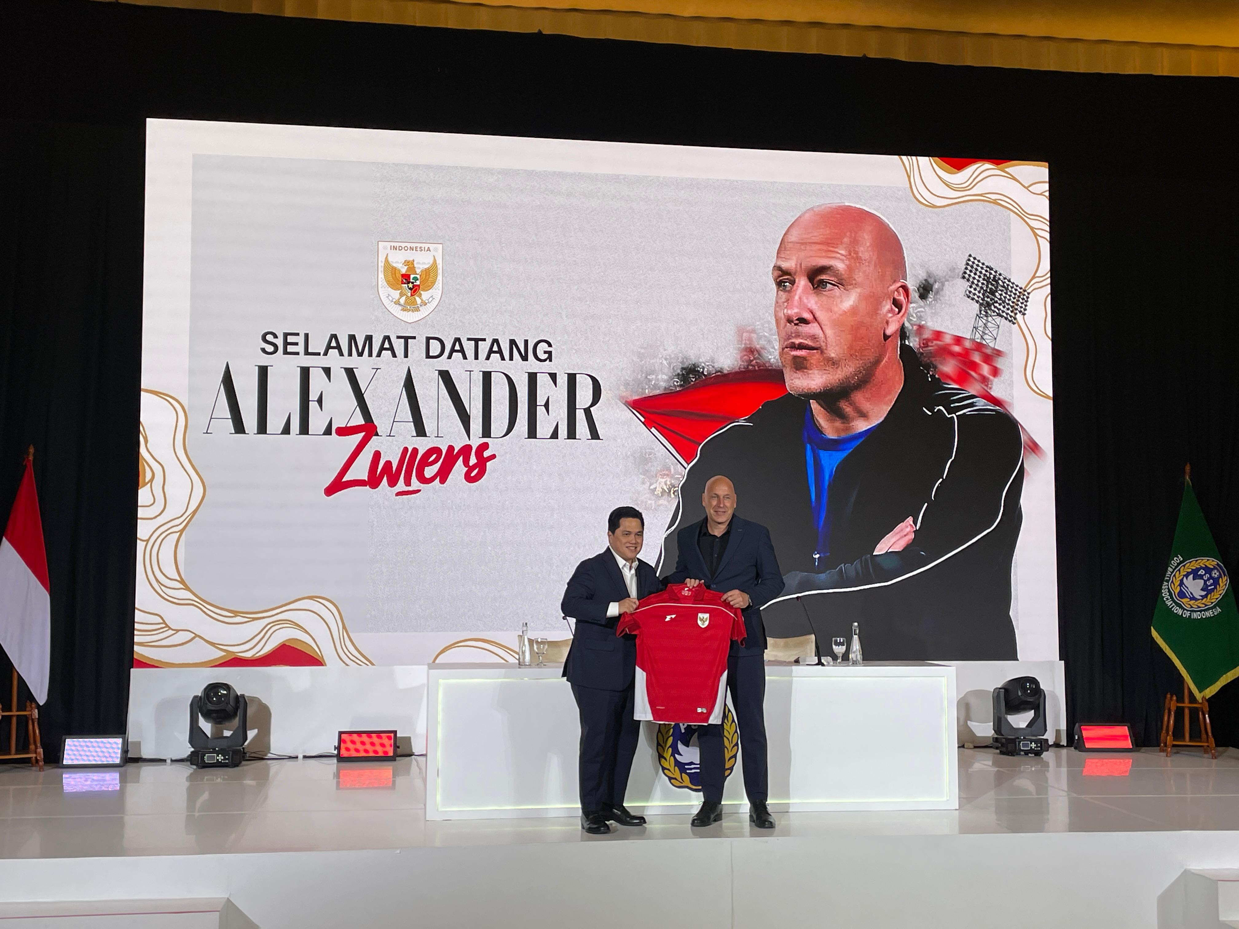 Ketum PSSI Erick Thohir bersama Dirtek baru Timnas Indonesia Alexander Zwiers saat pengenalan di Hotel Mulia Senayan, Jakarta, Senin (25/8). Foto: Foggen/MP