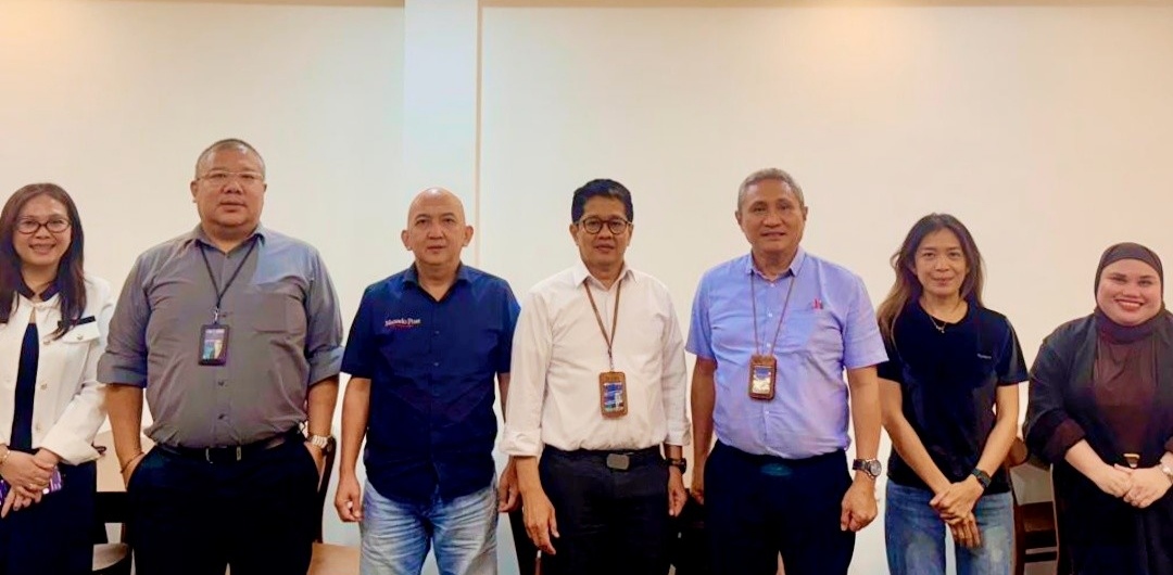Pemimpin Wilayah BNI Suluttenggomalut, Didi Suprijanto (tengah) bersama jajaran saat bertemu Direktur Utama Manado Post Marlon Sumaraw dan jajaran, Senin (25/8/2025).