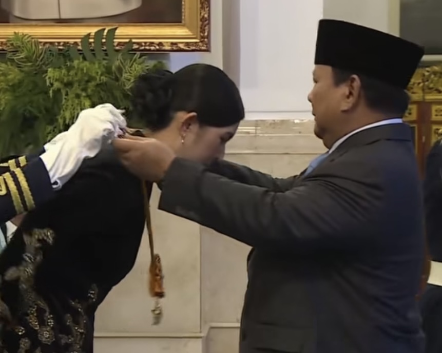 Ilmuwan AstraZeneca Carina Joe menerima tanda kehormatan dari Presiden Prabowo Subianto