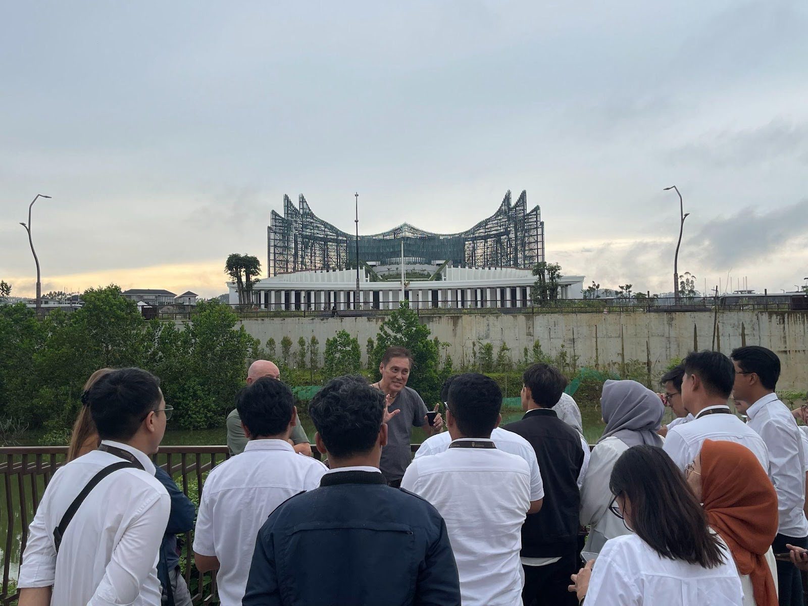 Profesor Diego Ram&iacute;rez-Lovering dari Monash University menegaskan pentingnya integrasi manusia, alam, dan lingkungan buatan dalam perencanaan pembangunan kota baru.