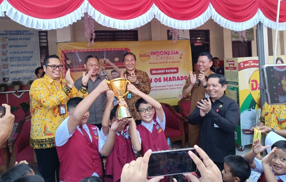 Piala diserahkan ke peserta dari SD 06 Manado yang menjadi juara Tingkat Nasional di Dancow Indonesia Cerdas 2025.