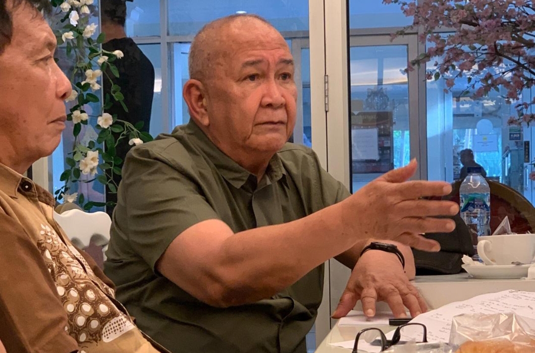 Ketua Majelis Keluarga Besar Permesta Philip Pantouw  didampingi Sekjen Elisa  Regar