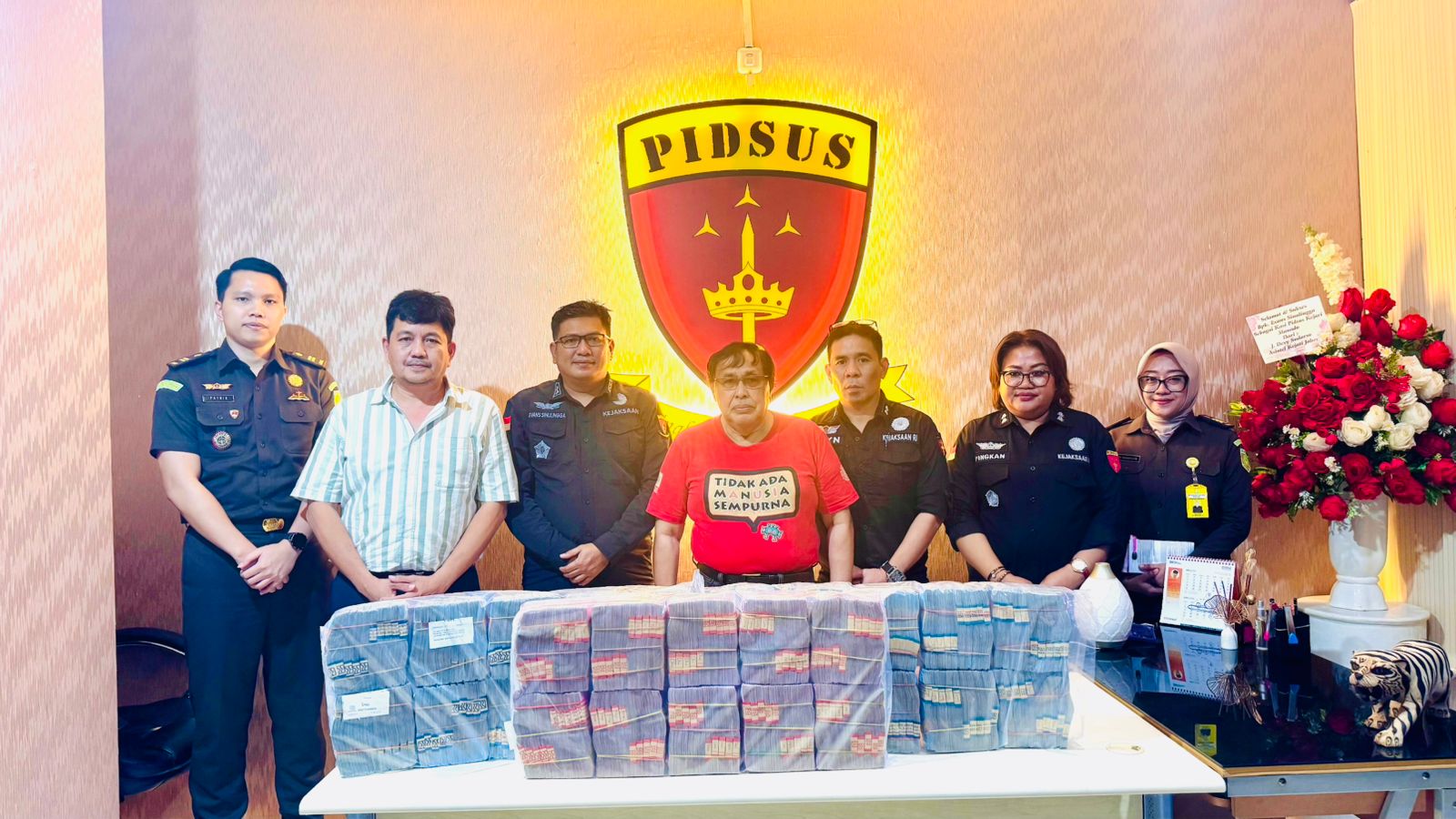 AMANKAN: Kejari Manado saat menerima barang bukti terkait dengan Perkara Dugaan Tindak Pidana Korupsi Terhadap Pemberian Dana Hibah dari Pemprov Sulut kepada Sinode GMIM Tahun Anggaran 2020-2023.